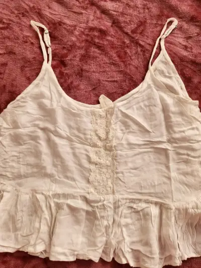 Blusa blanca de tirantes con encaje - miniatura 2
