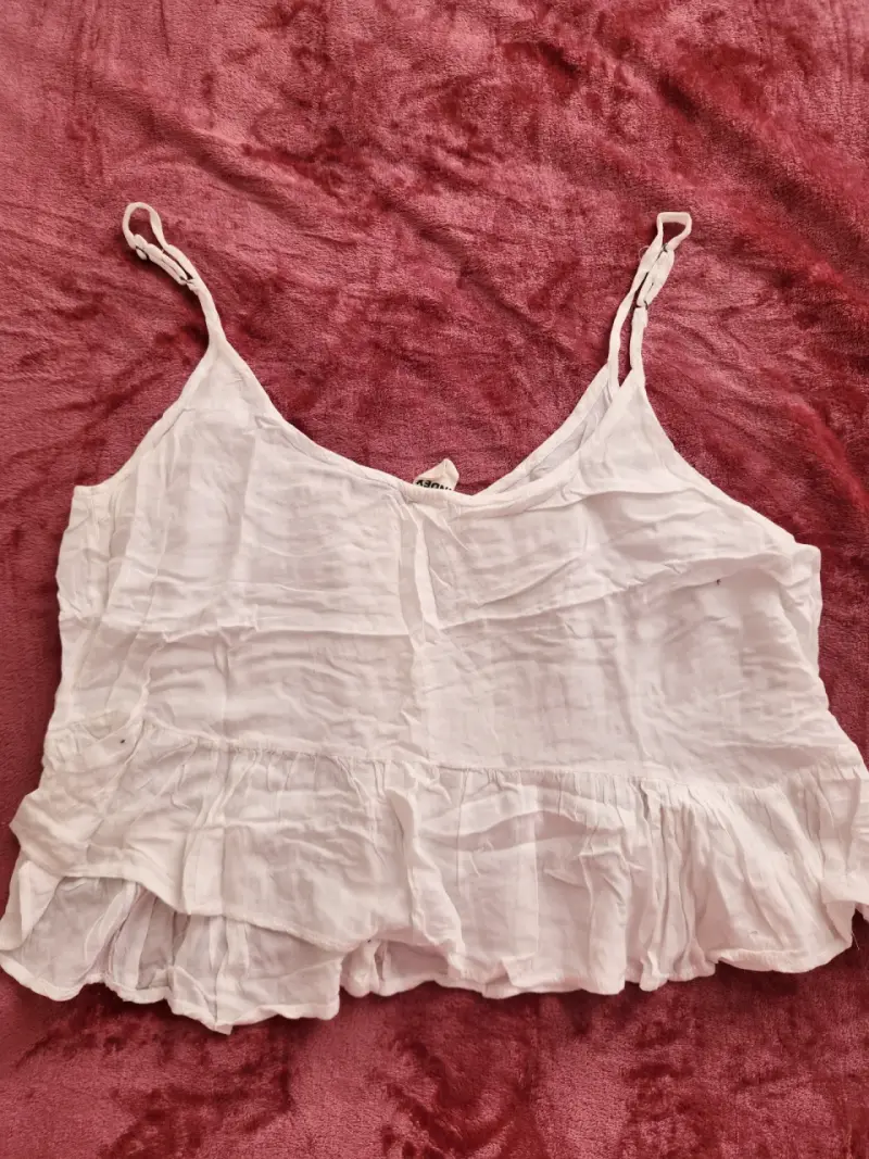 Blusa blanca de tirantes con encaje - 4