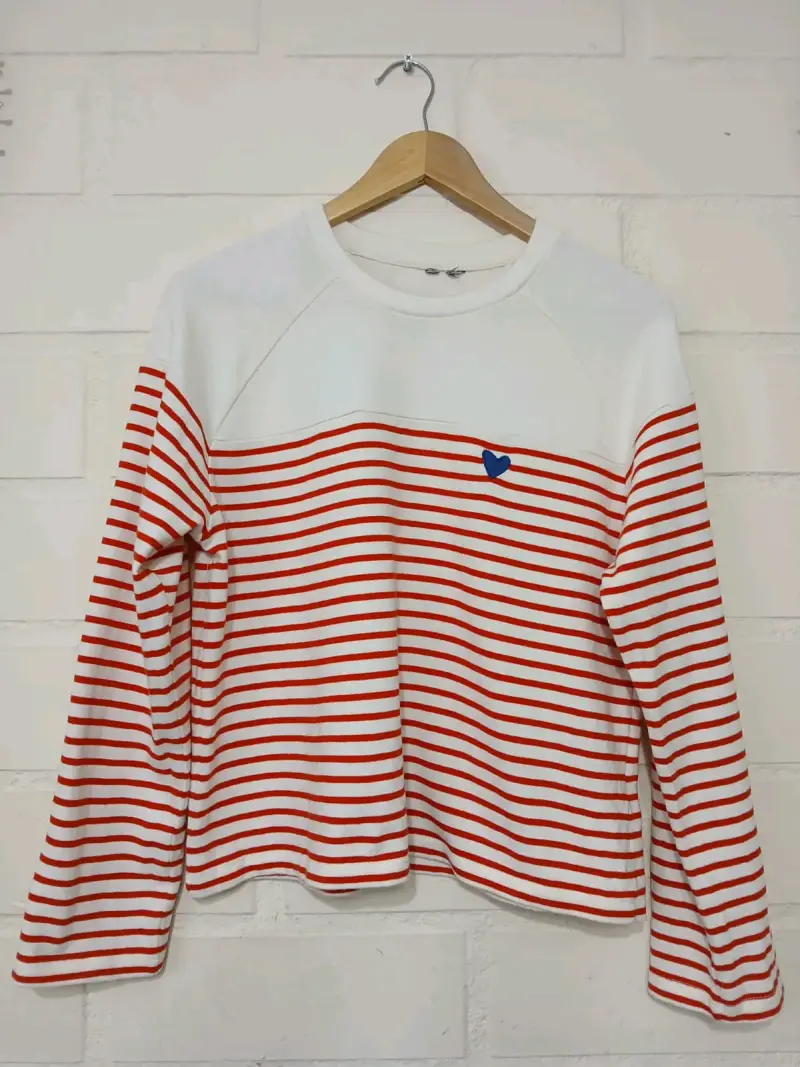 Polera de rayas rojas y blancas con corazón azul - 1