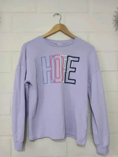 Polera de rayas rojas y blancas con corazón azul - miniatura 2