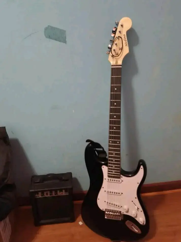 Guitarra eléctrica negra cn amplificador y accesor - 1