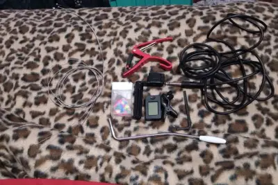 Guitarra eléctrica negra cn amplificador y accesor - miniatura 2