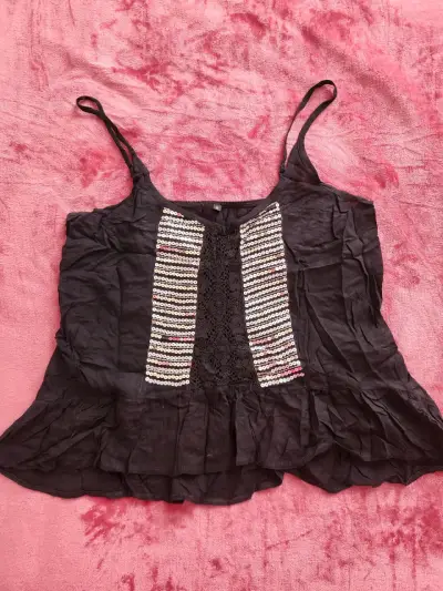 Blusa negra con lentejuelas y encaje - miniatura 1