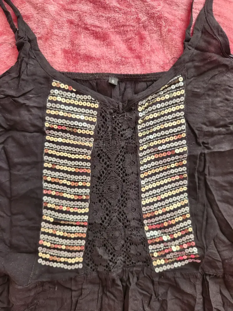 Blusa negra con lentejuelas y encaje - 2
