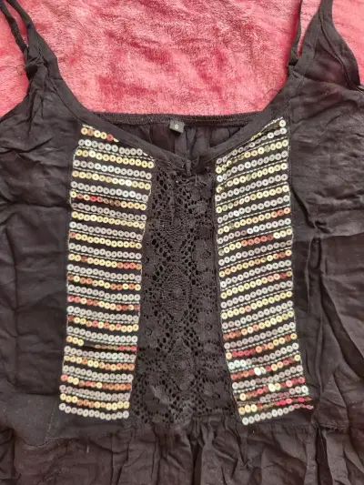 Blusa negra con lentejuelas y encaje - miniatura 2