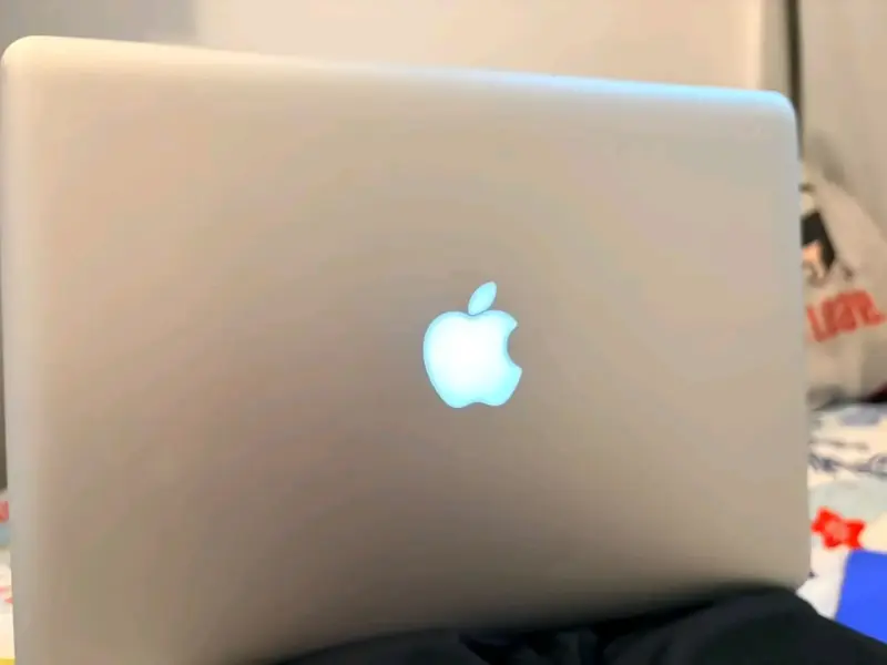 MacBook Pro con cargador original en buen estado - 1