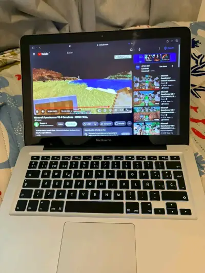 MacBook Pro con cargador original en buen estado - miniatura 2