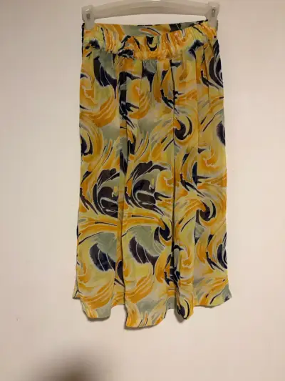 Falda midi estampada en tonos amarillos - miniatura 4