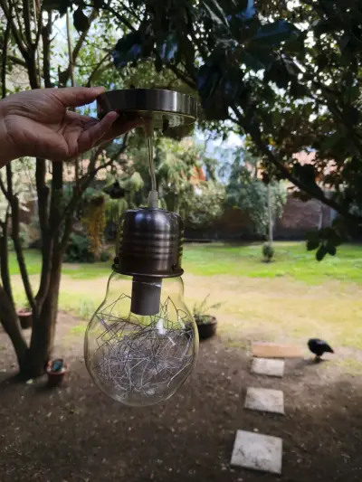 Lámpara colgante decorativa con filamentos metálicos - miniatura 2