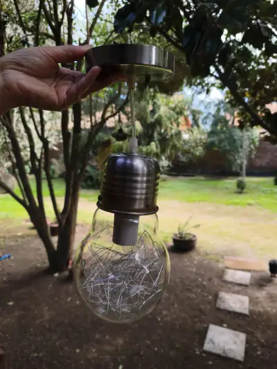 Lámpara colgante decorativa con filamentos metálicos - miniatura 3