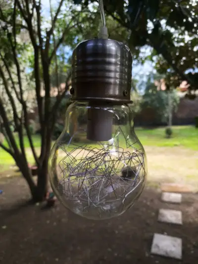 Lámpara colgante decorativa con filamentos metálicos - miniatura 4