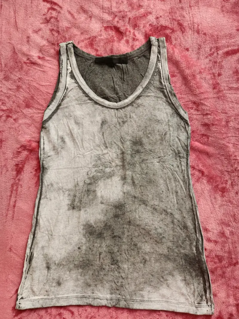 Polera sin mangas gris desgastada para mujer - 1
