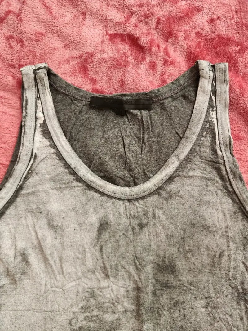 Polera sin mangas gris desgastada para mujer - 2