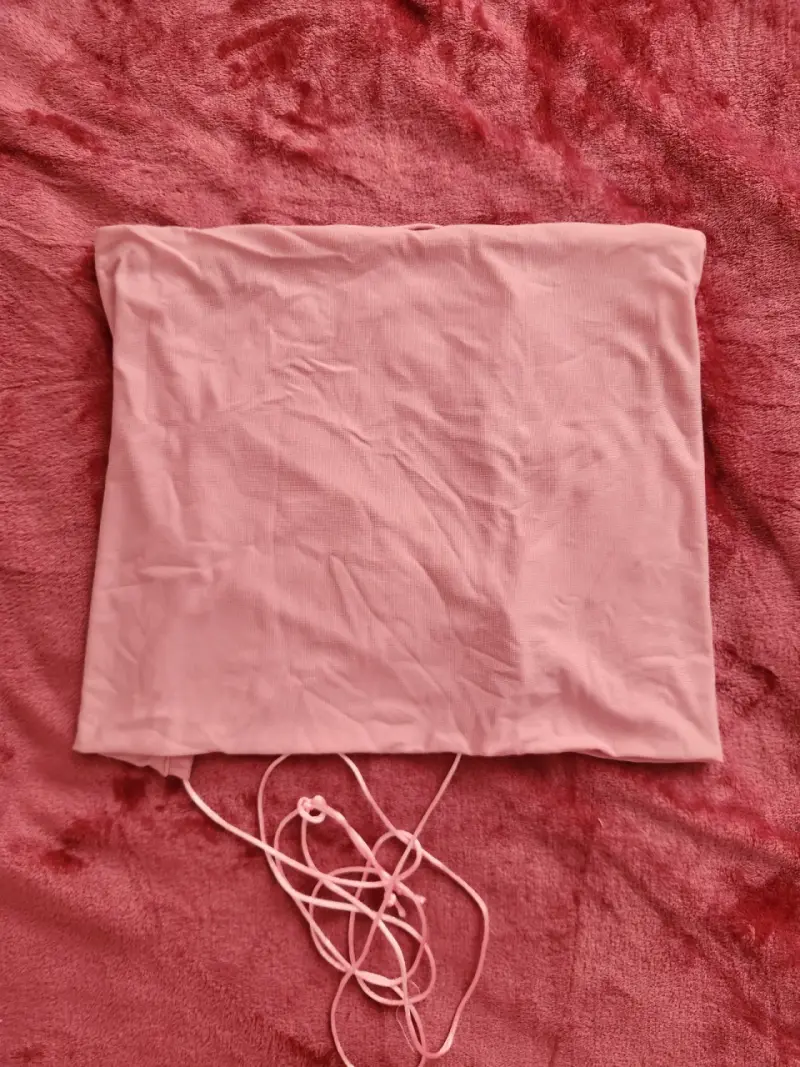 Top rosado con diseño de cordones - 1