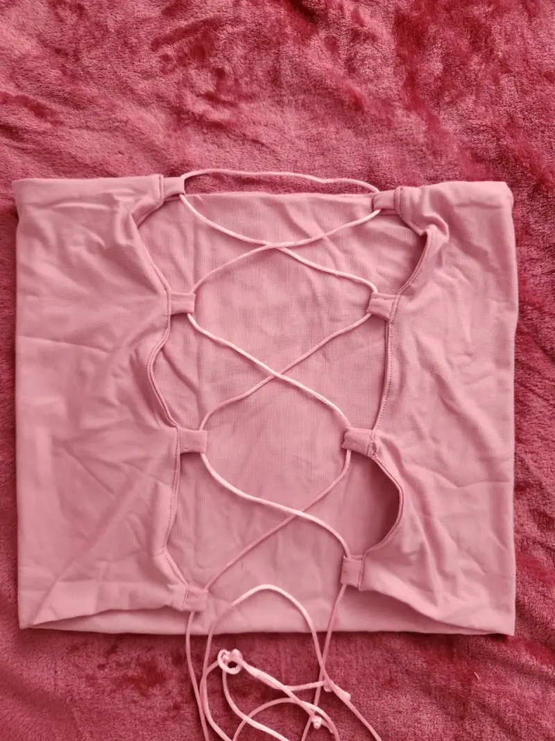Top rosado con diseño de cordones - 3