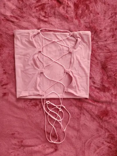 Top rosado con diseño de cordones - miniatura 4