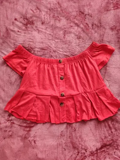 Blusa roja con botones y volantes - miniatura 1