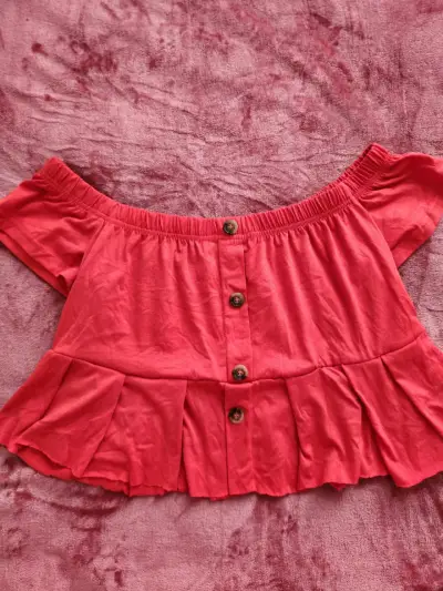 Blusa roja con botones y volantes - miniatura 2