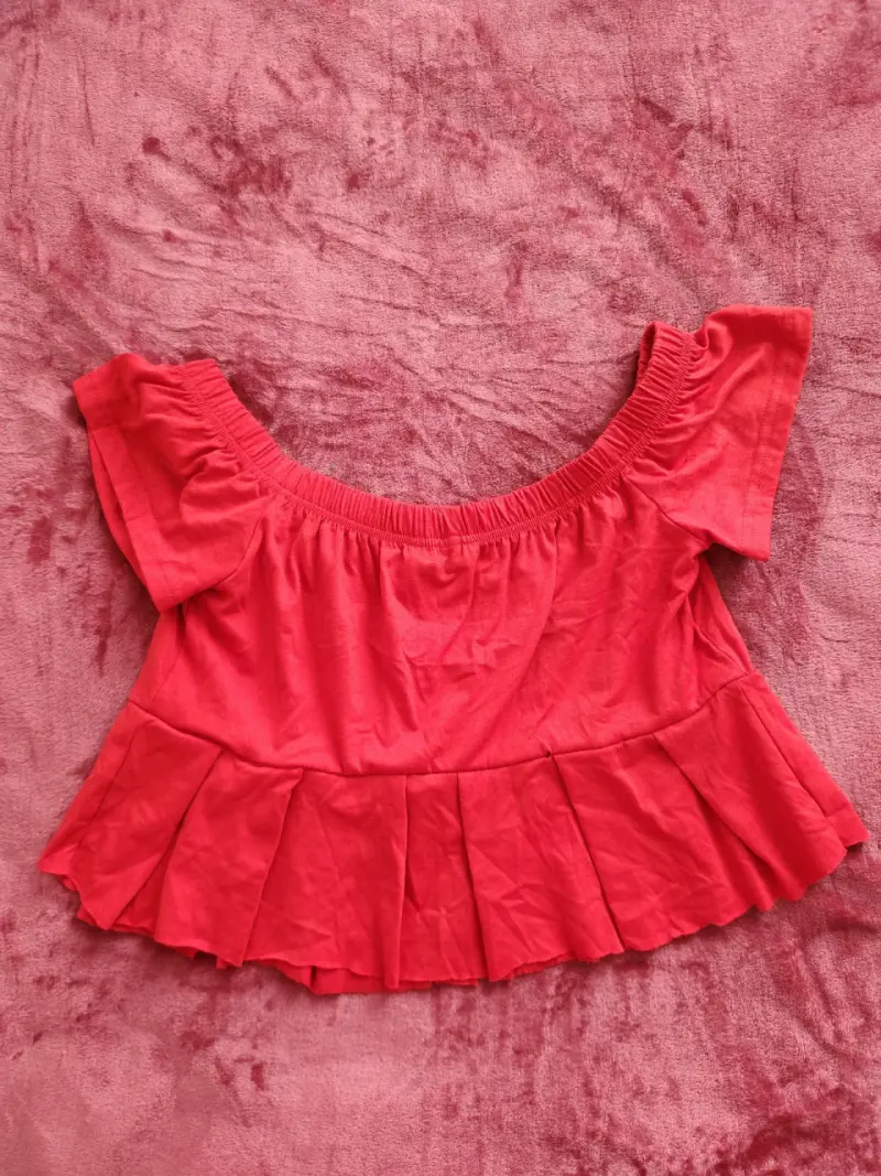 Blusa roja con botones y volantes - 3