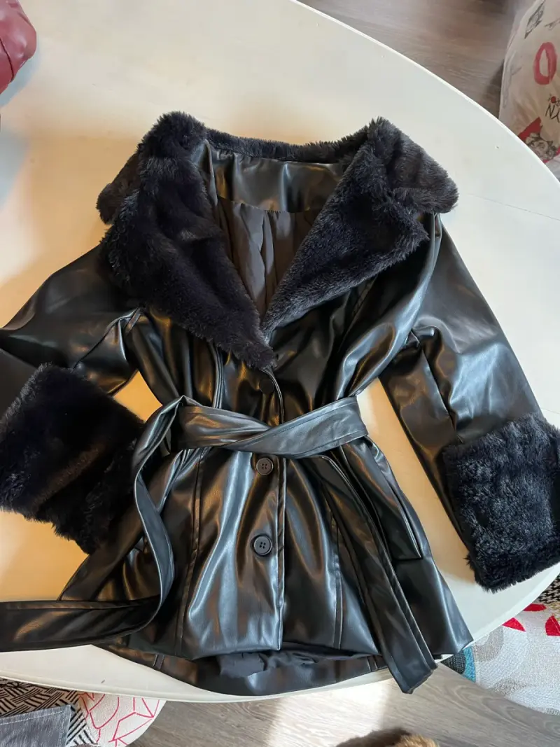 Abrigo de cuero sintético con forro de piel negro