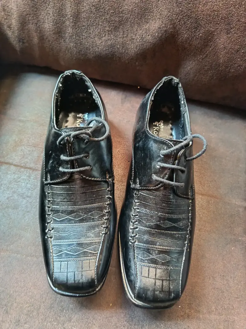 Zapatos de vestir negros y traje de 3 piezas - 1