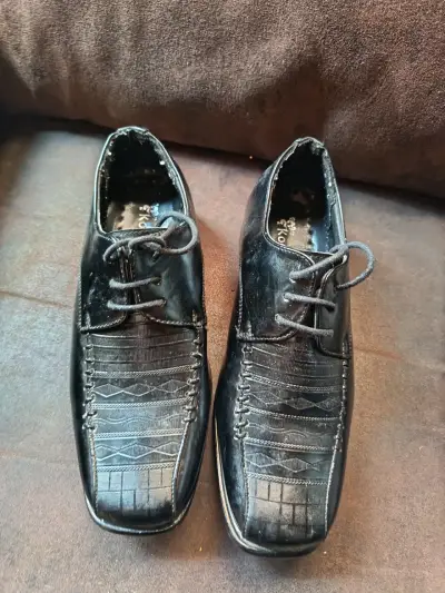 Zapatos de vestir negros y traje de 3 piezas - miniatura 1