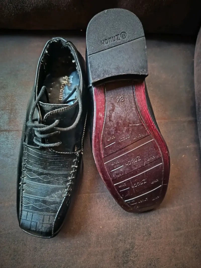 Zapatos de vestir negros y traje de 3 piezas - 2