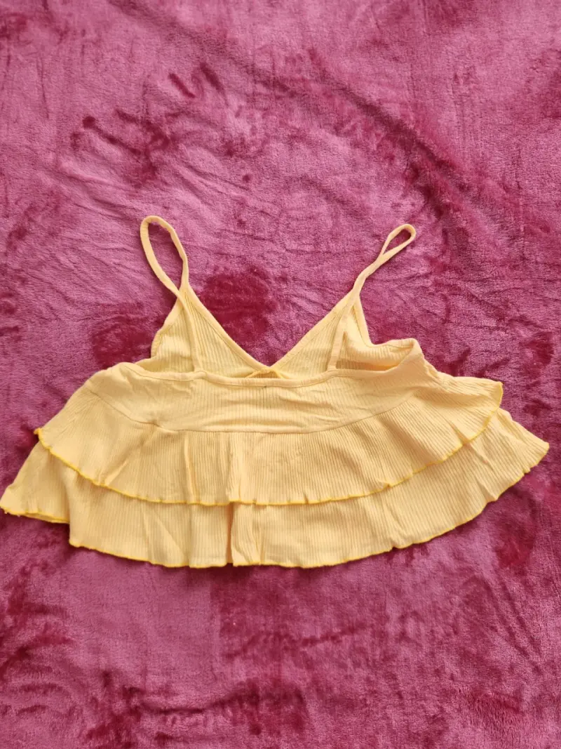 Top amarillo de tirantes con volantes para mujer - 3