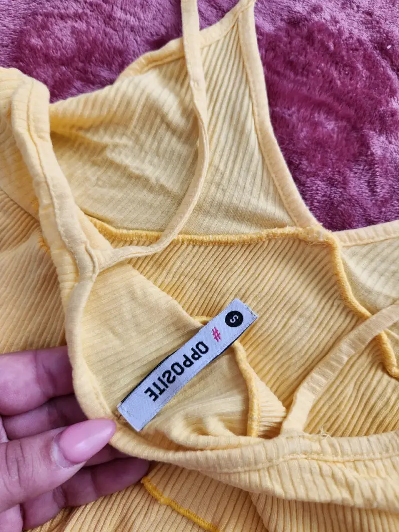 Top amarillo de tirantes con volantes para mujer - 4