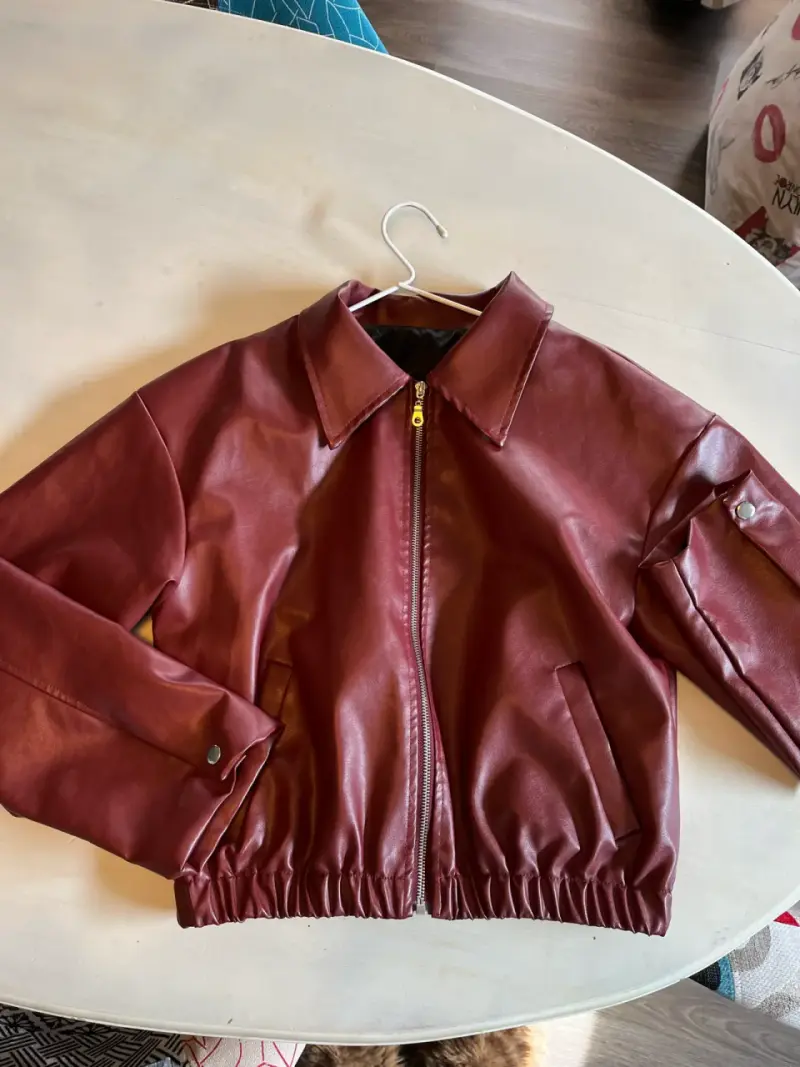 Chaqueta de cuero sintético burdeos con cierre