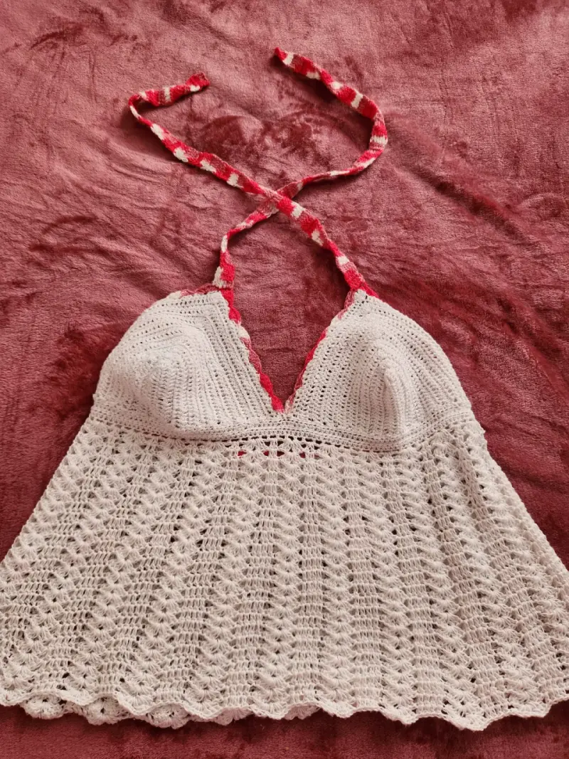 Top tejido a crochet blanco con tirantes fuccia - 2