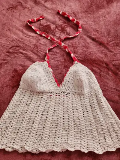 Top tejido a crochet blanco con tirantes fuccia - miniatura 2