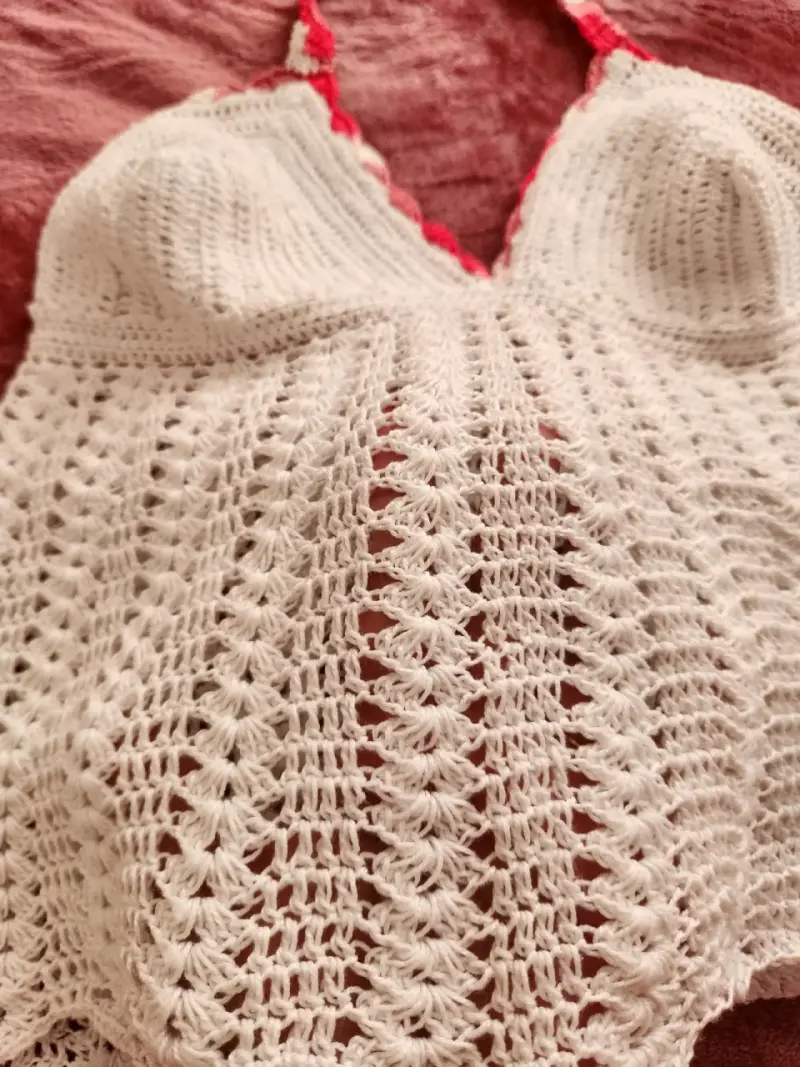 Top tejido a crochet blanco con tirantes fuccia - 3