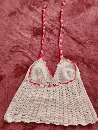Top tejido a crochet blanco con tirantes fuccia - miniatura 4
