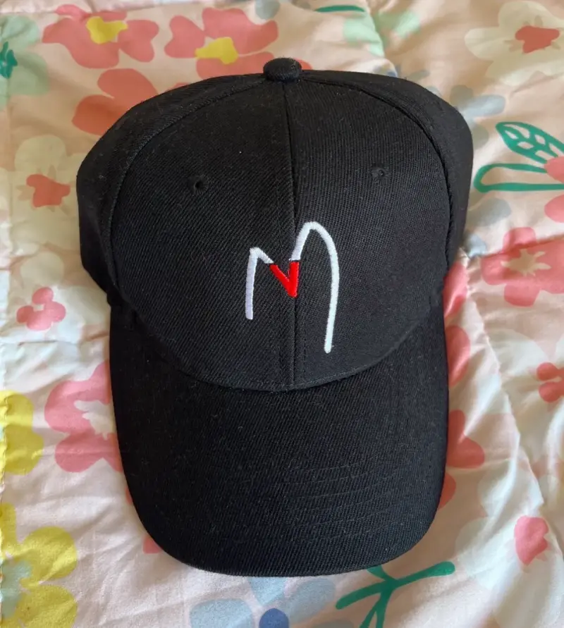 Gorra negra con diseño bordado