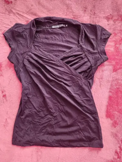 Polera negra de mujer BNY con diseño cruzado - miniatura 1