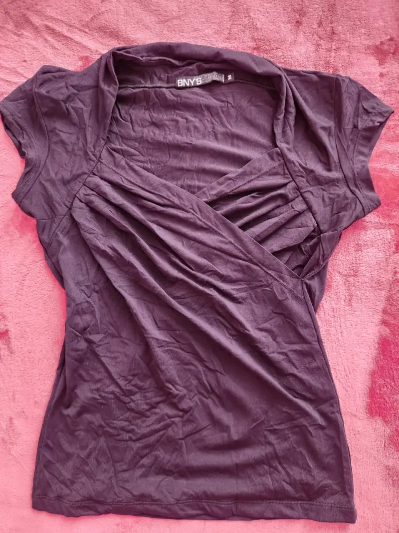 Polera negra de mujer BNY con diseño cruzado - 2