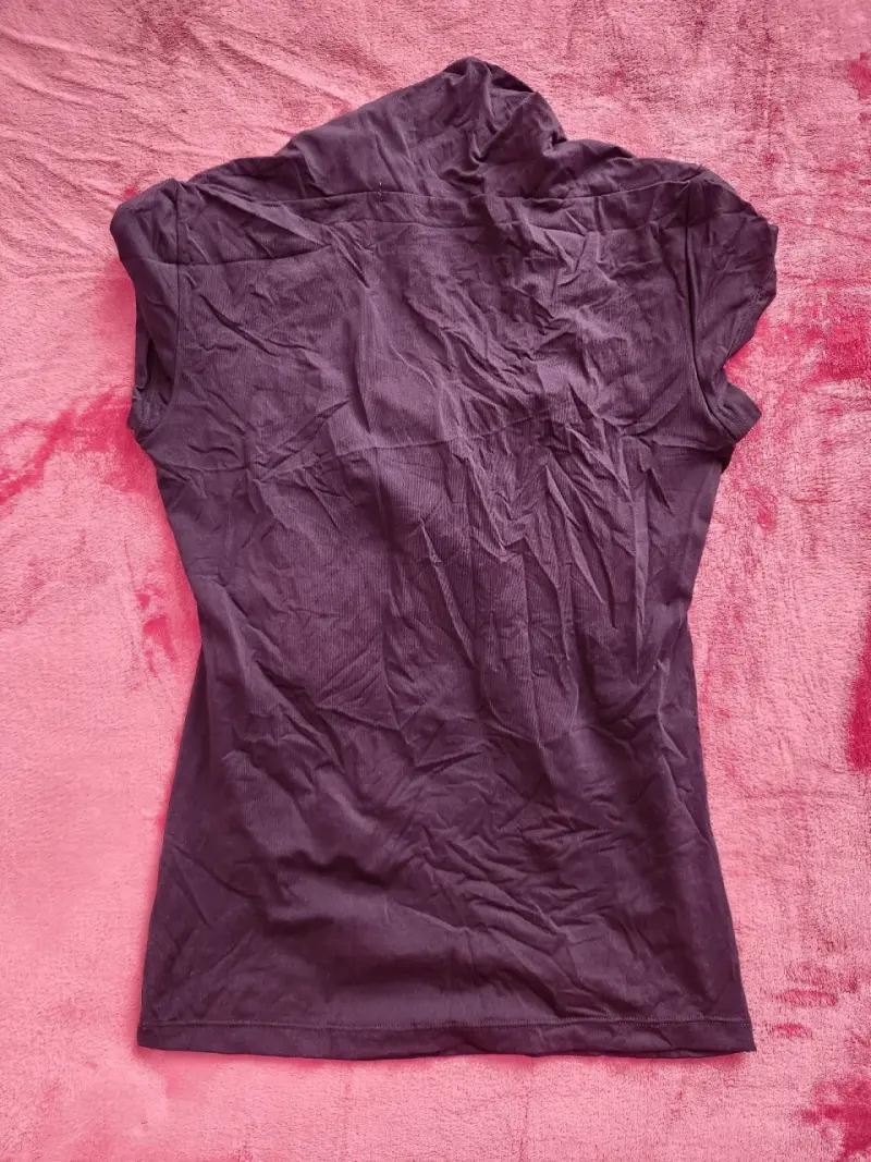 Polera negra de mujer BNY con diseño cruzado - 3