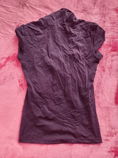 Polera negra de mujer BNY con diseño cruzado - miniatura 3