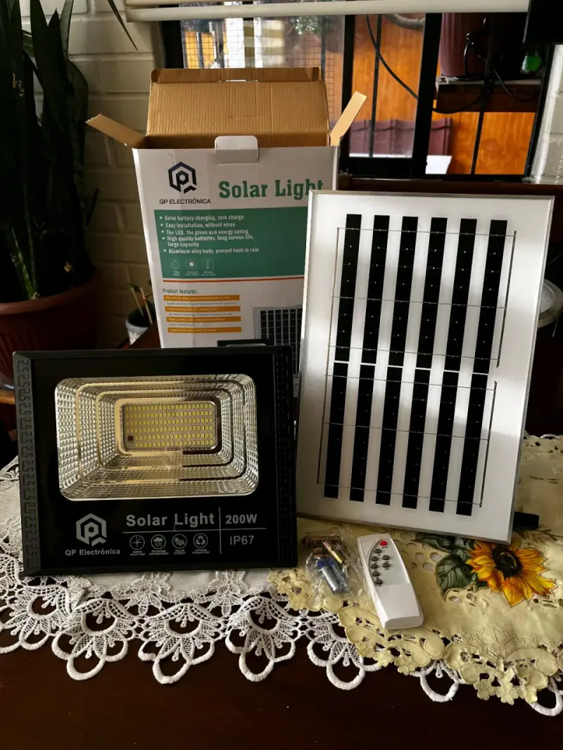 Luz Solar 200W con Panel y Control Remoto - 1