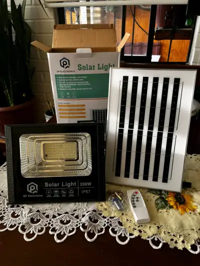 Luz Solar 200W con Panel y Control Remoto - miniatura 1