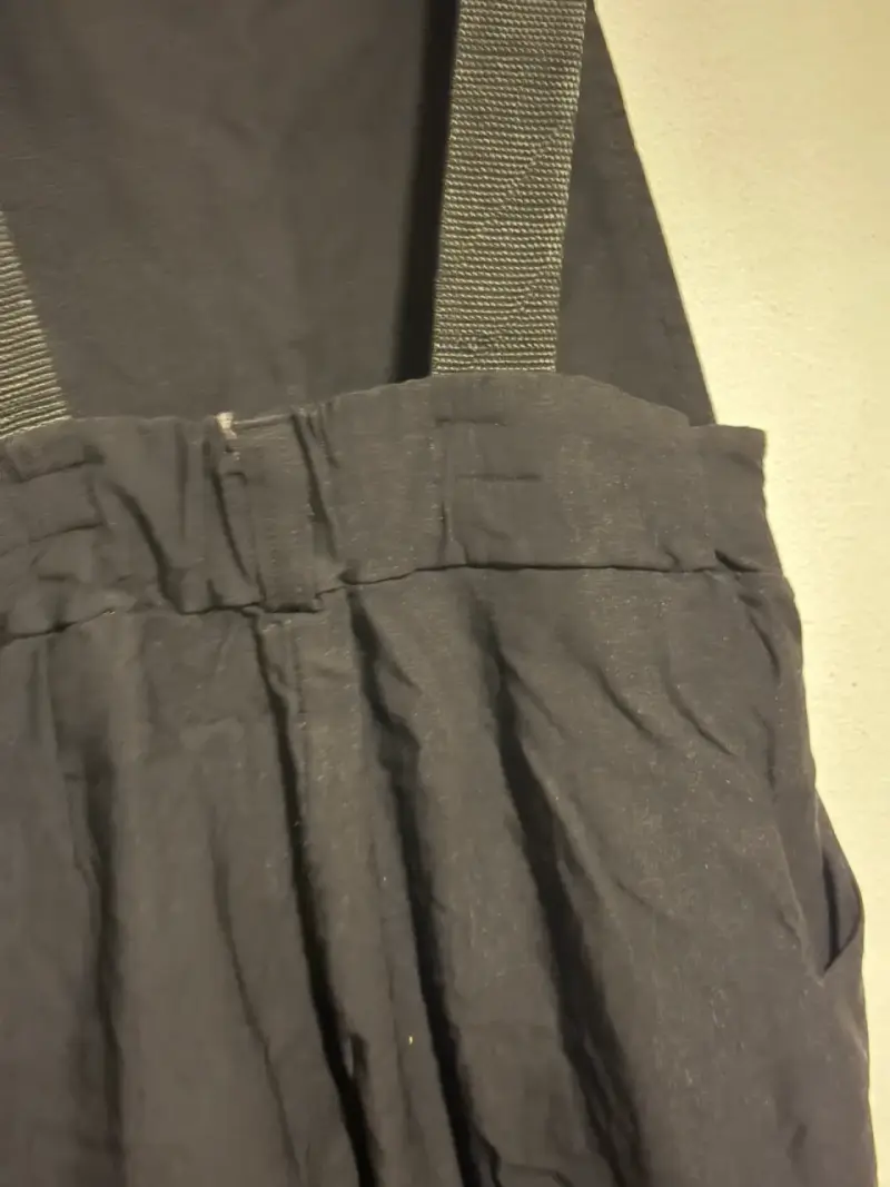 Overol negro unisex con tirantes ajustables - 2