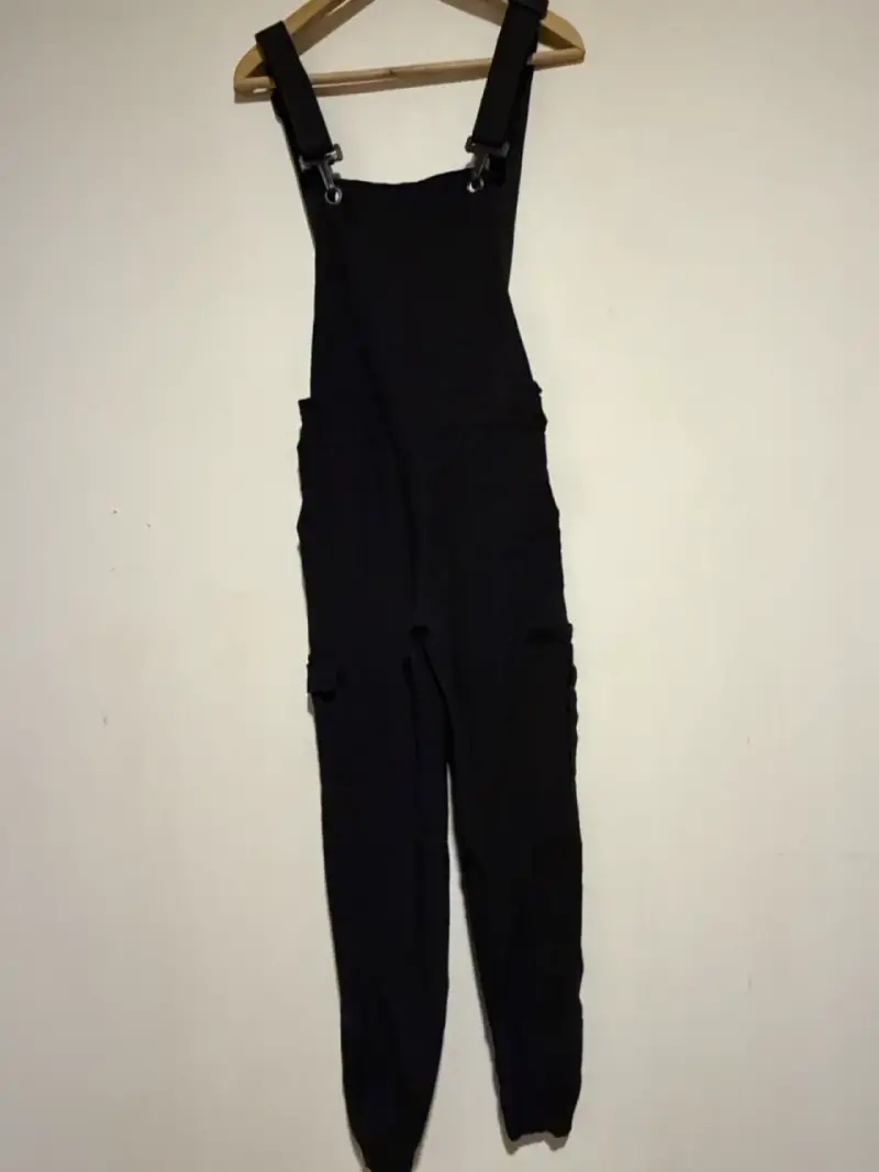 Overol negro unisex con tirantes ajustables - 4