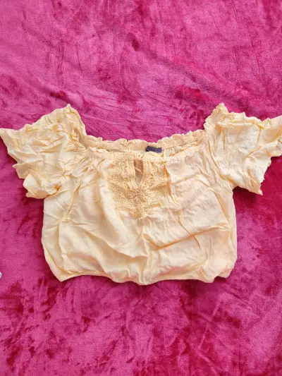 Blusa amarilla con encaje y hombros descubiertos - miniatura 1