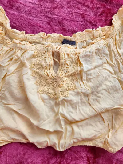 Blusa amarilla con encaje y hombros descubiertos - miniatura 2