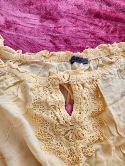 Blusa amarilla con encaje y hombros descubiertos - miniatura 3