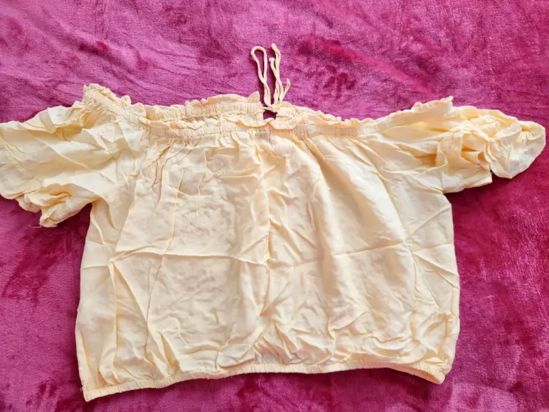 Blusa amarilla con encaje y hombros descubiertos - 4