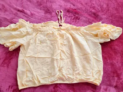 Blusa amarilla con encaje y hombros descubiertos - miniatura 4