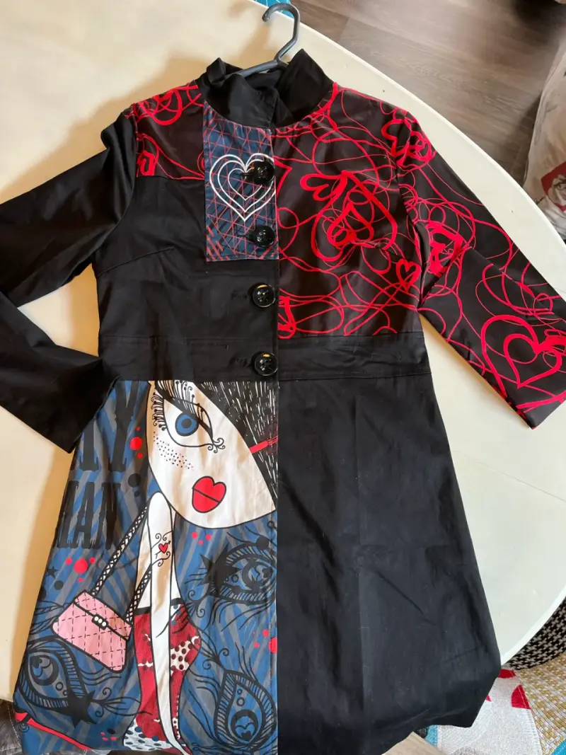 Abrigo de mujer con diseño artístico y botones - 1