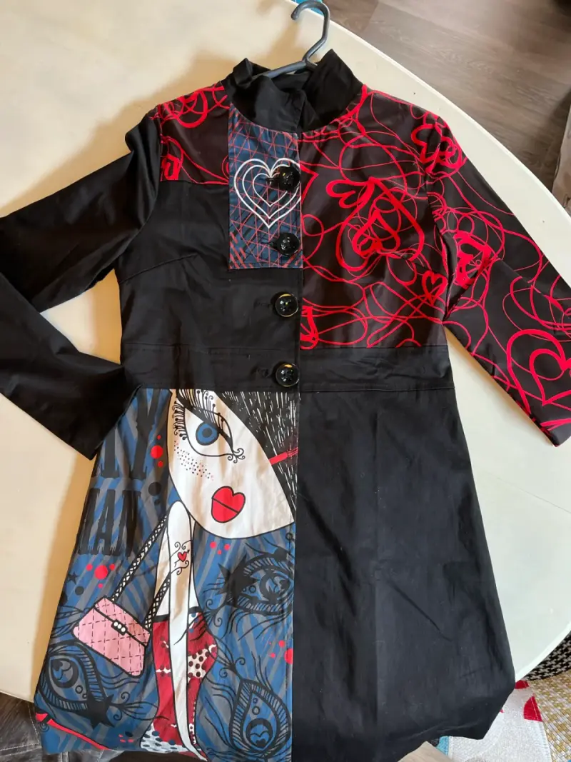 Abrigo de mujer con diseño artístico y botones - 2